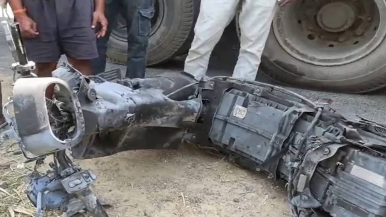 Bihar News Scooty blasted on National Highway in Gopalganj father and daughter burnt two houses caught fire