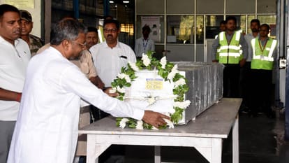 Pahalgam Attack Manish Ranjan had asked his parents to visit Vaishno Devi his friend told story Ranchi airport