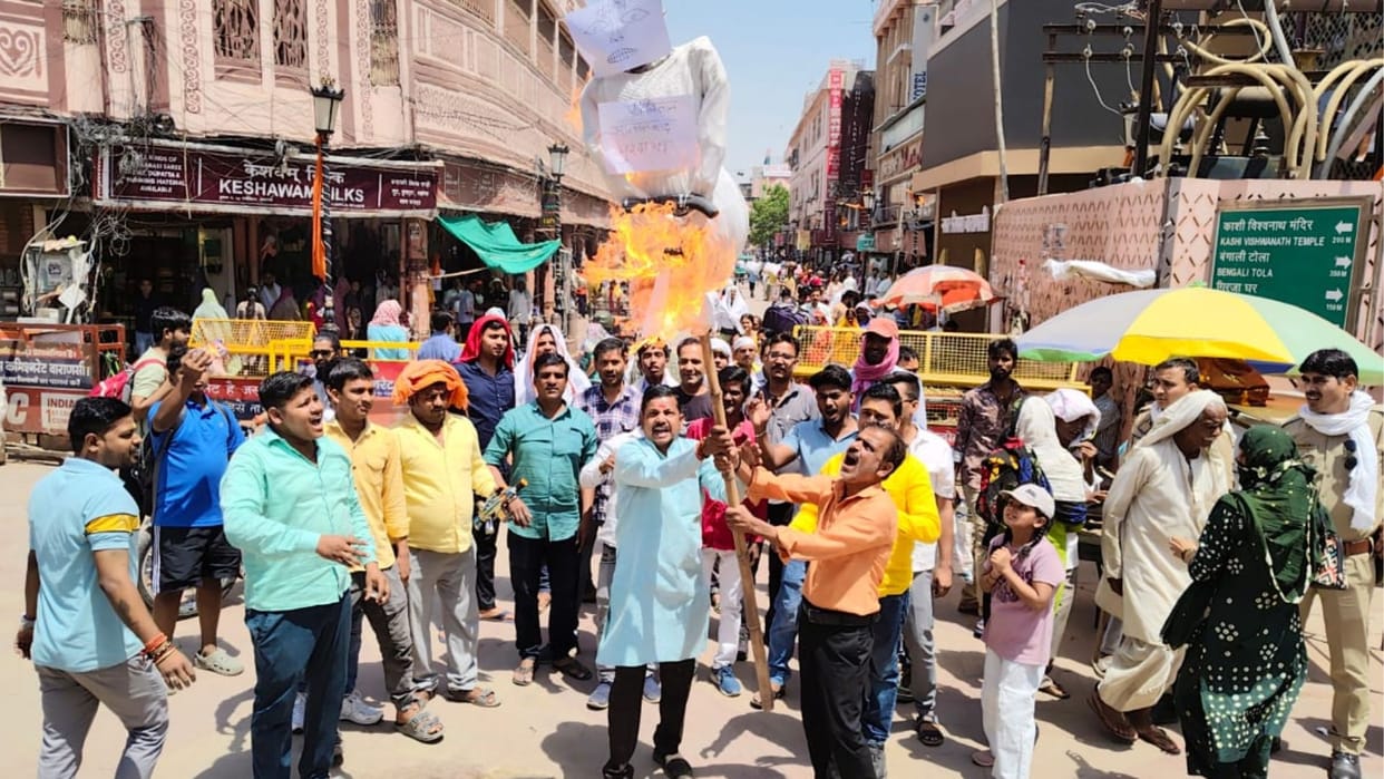BJP workers burnt the effigy of terrorism at Godaulia intersection