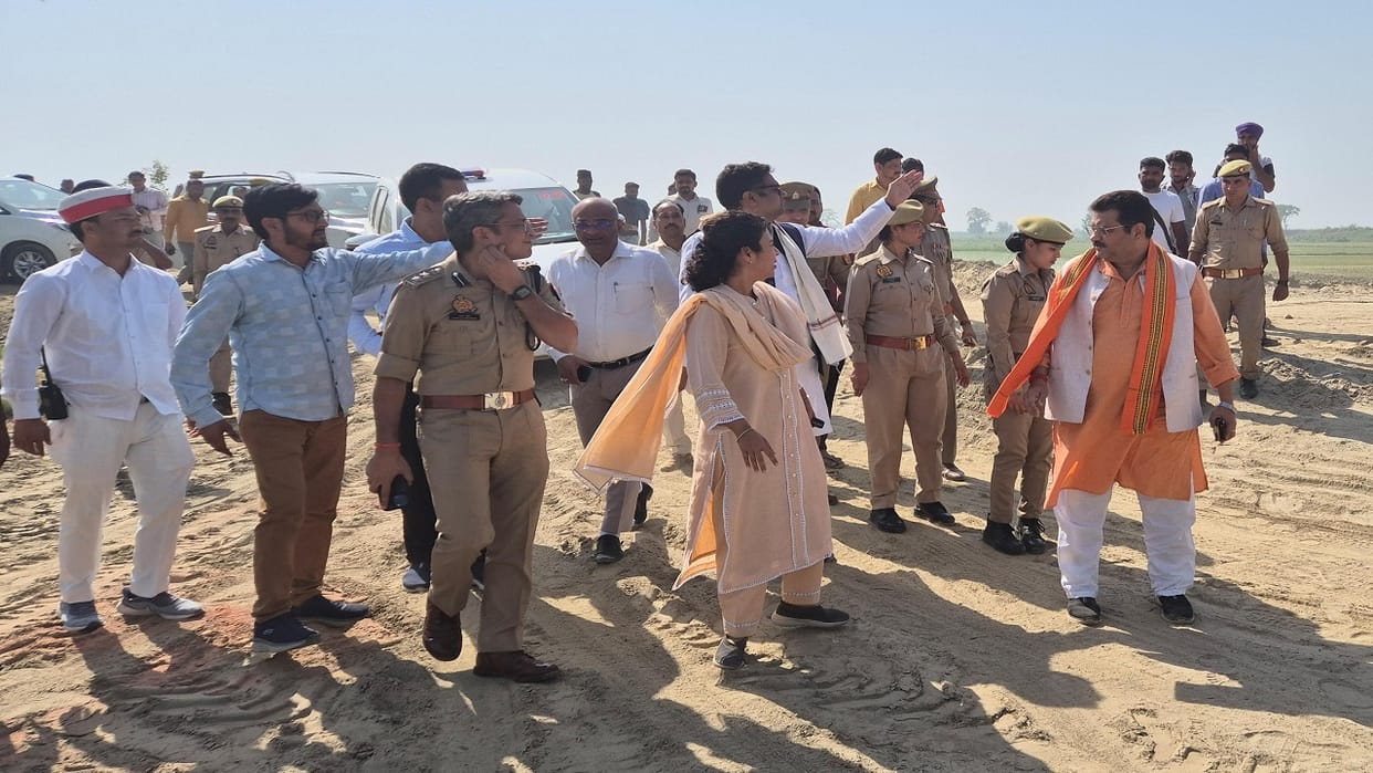 DM Durga Shakti Nagpal inspected the Ghaghi drain in Nighasan of Lakhimpur Kheri