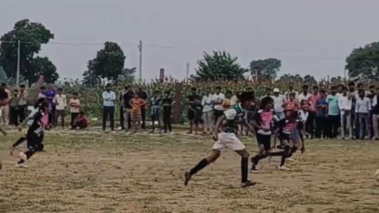 फुटबाल खेलती बेटी