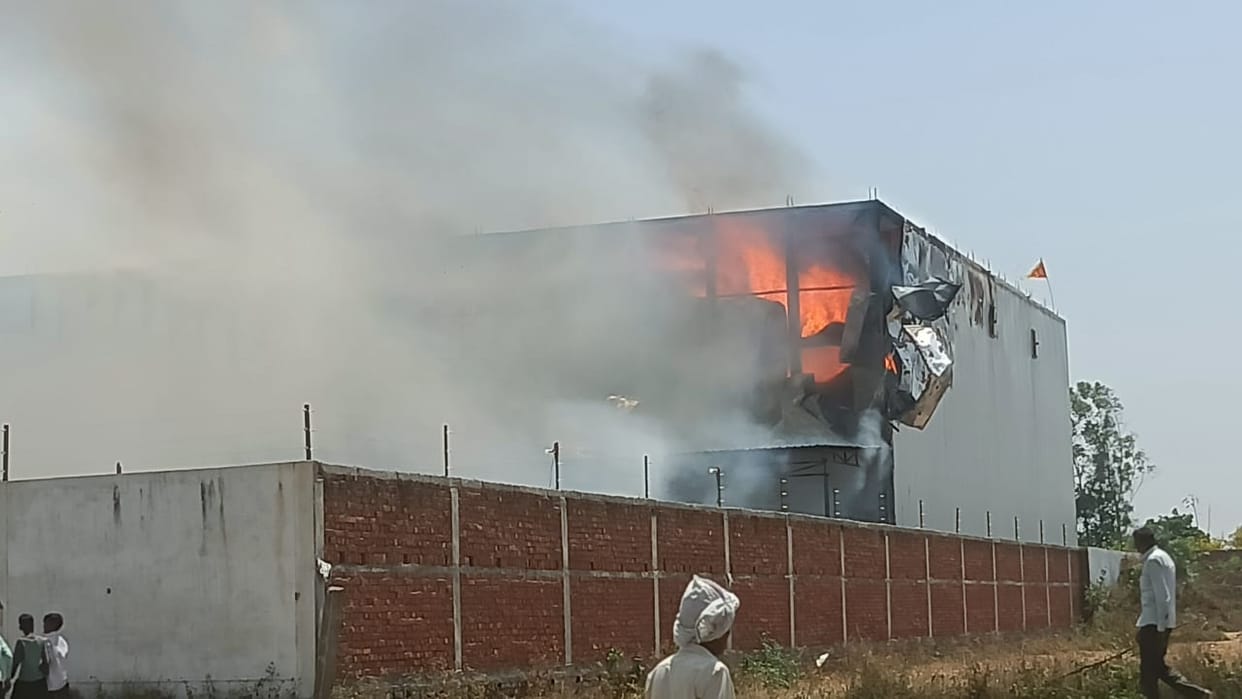 Huge fire in cold storage traffic on Bada Bypass stopped for one hour