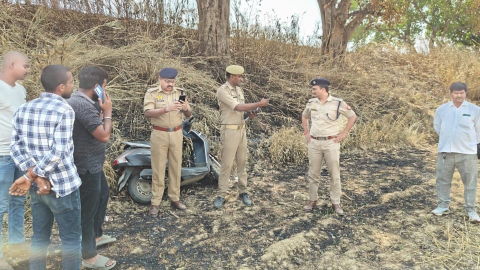 Gorakhpur Lovers Die by Suicide After Consuming Poison Semi-Naked Bodies Found in Gorakhpur Field