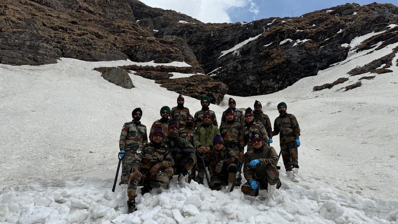 Hemkund Sahib Yatra 2025 Now 25 army personnel removing snow 20 feet High Iceberg Photos