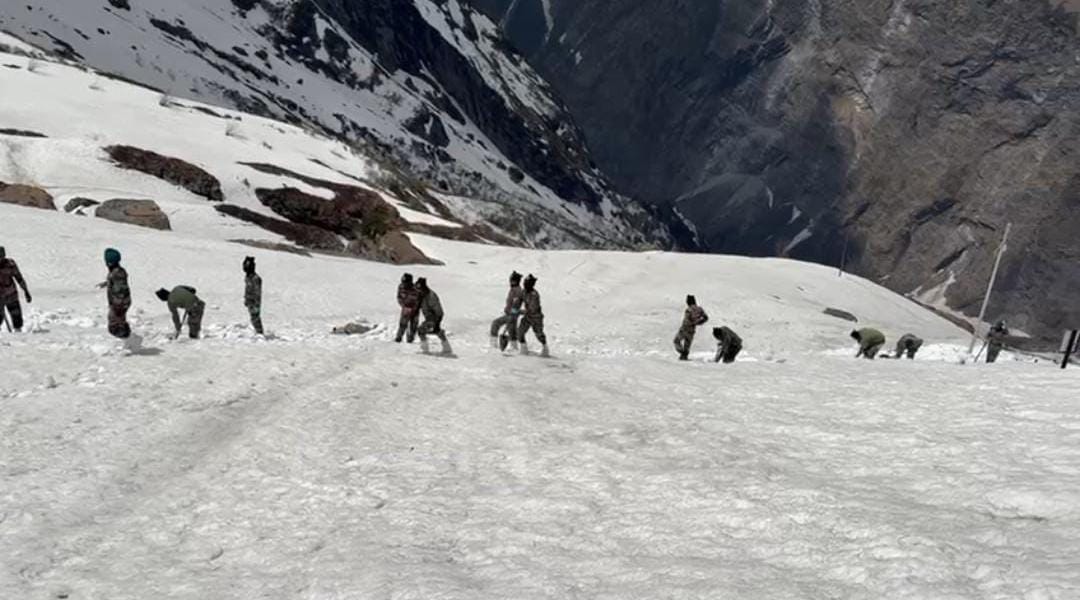 Hemkund Sahib Yatra 2025 Now 25 army personnel removing snow 20 feet High Iceberg Photos