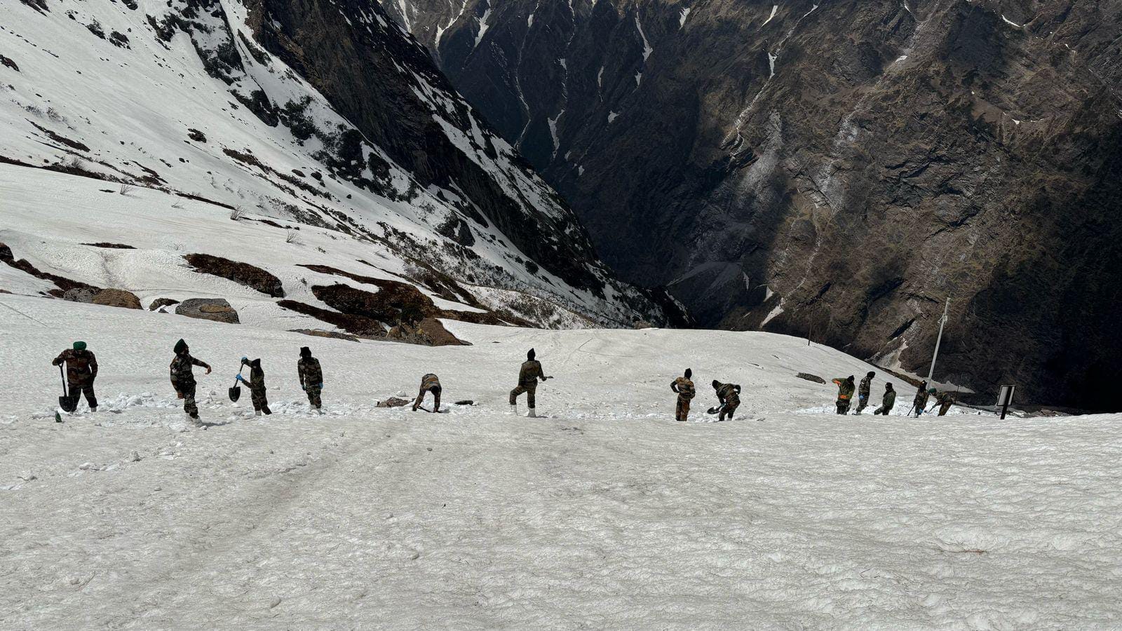 Hemkund Sahib Yatra 2025 Now 25 army personnel removing snow 20 feet High Iceberg Photos