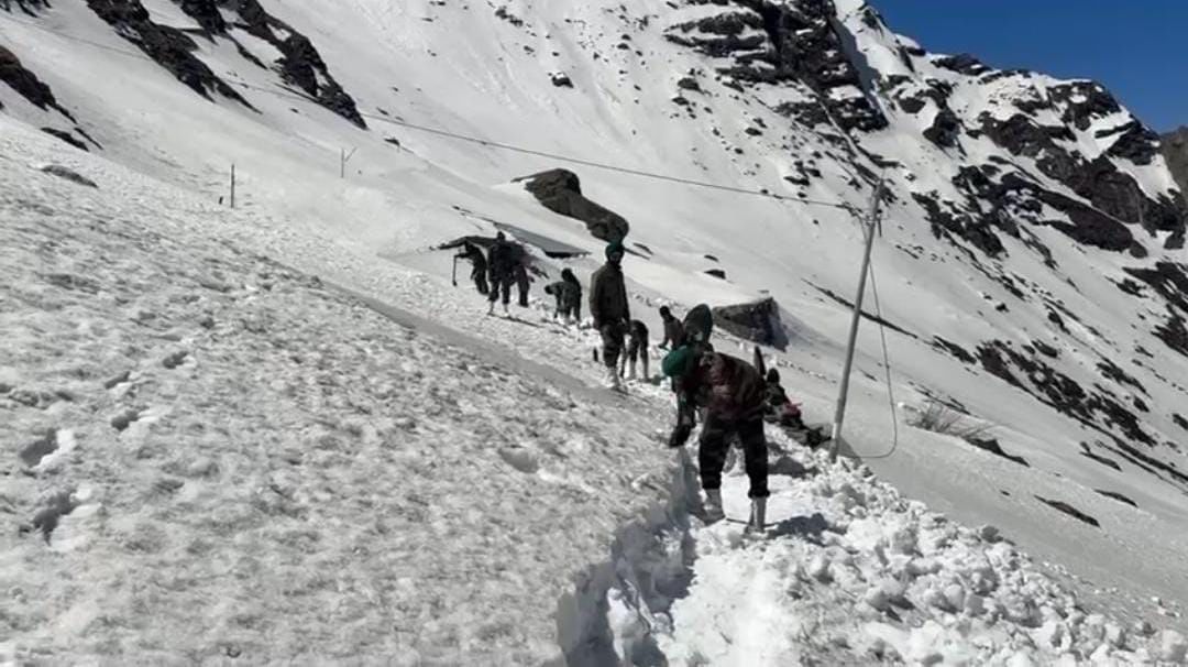 Hemkund Sahib Yatra 2025 Now 25 army personnel removing snow 20 feet High Iceberg Photos