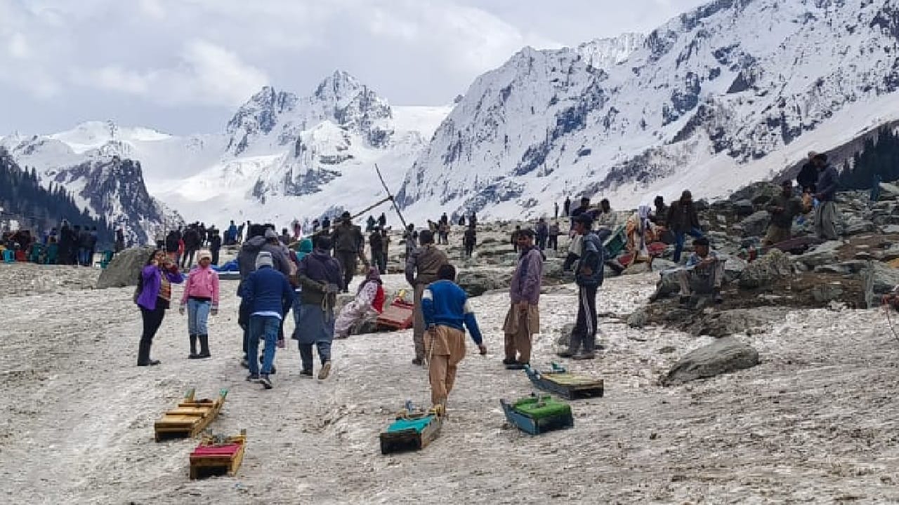 Amar Ujala  ground report from Sonamarg Even after attack thousands of tourists are visiting valley