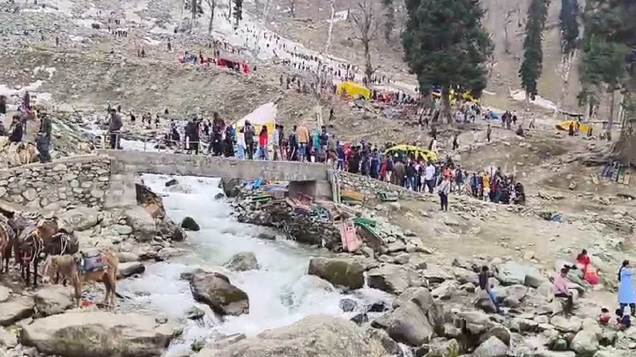 Amar Ujala  ground report from Sonamarg Even after attack thousands of tourists are visiting valley
