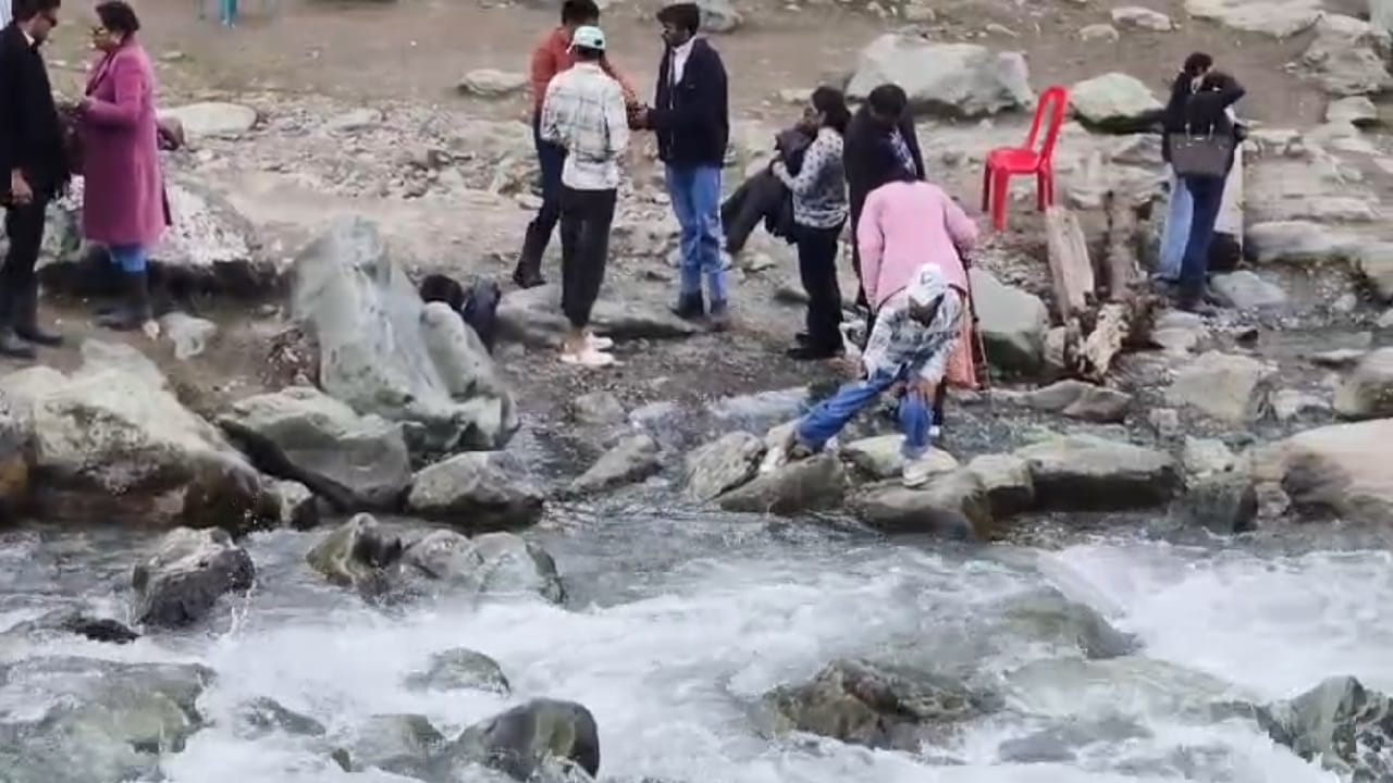 Amar Ujala  ground report from Sonamarg Even after attack thousands of tourists are visiting valley