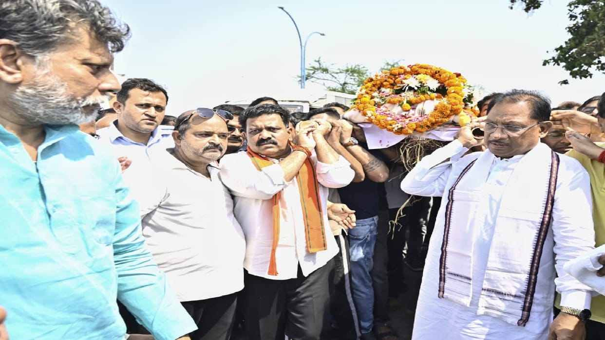 CM vishnu deo Sai shouldered the body of late Mirania of Raipur who died in the Pahalgam terror attack