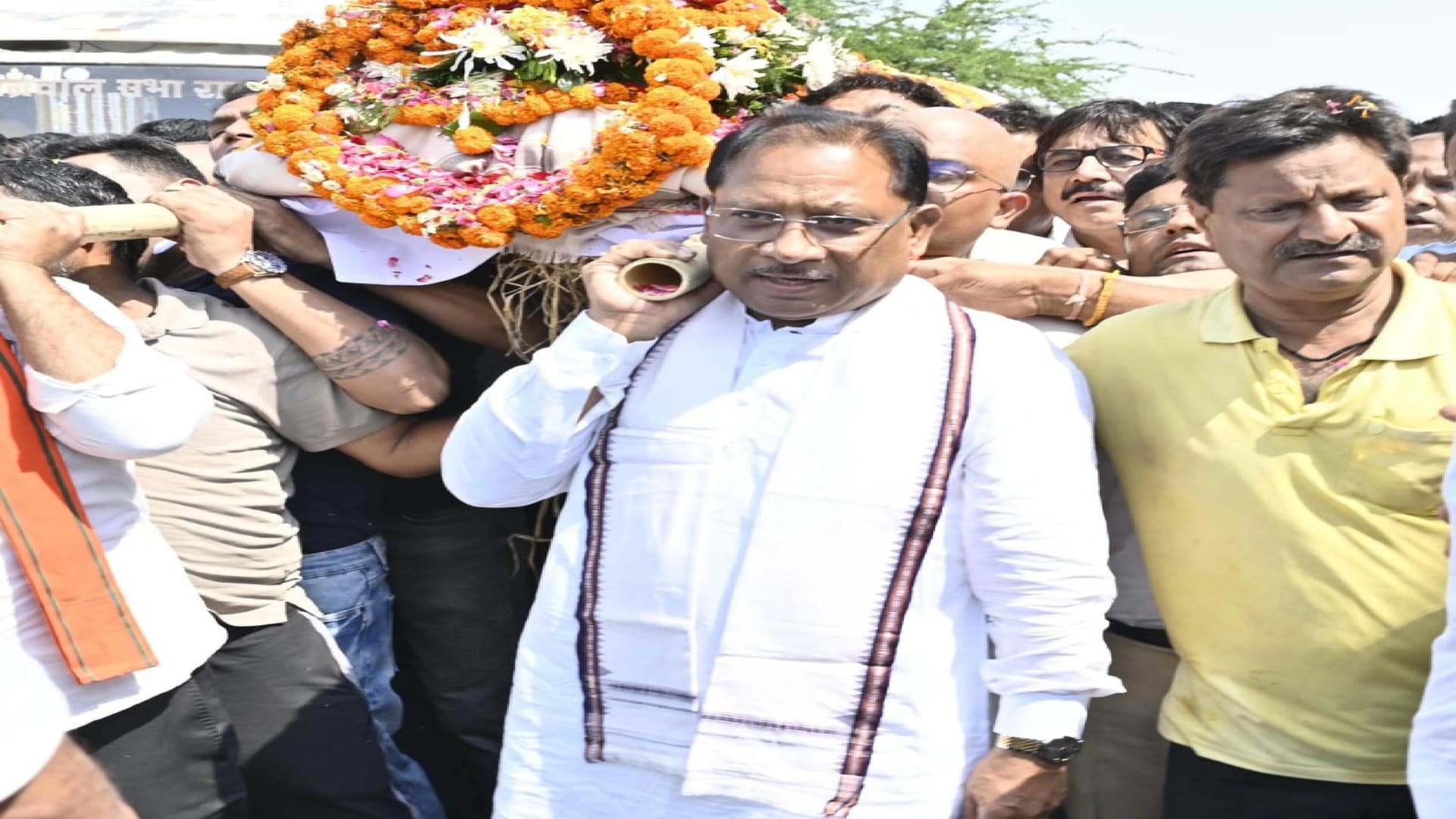 CM vishnu deo Sai shouldered the body of late Mirania of Raipur who died in the Pahalgam terror attack
