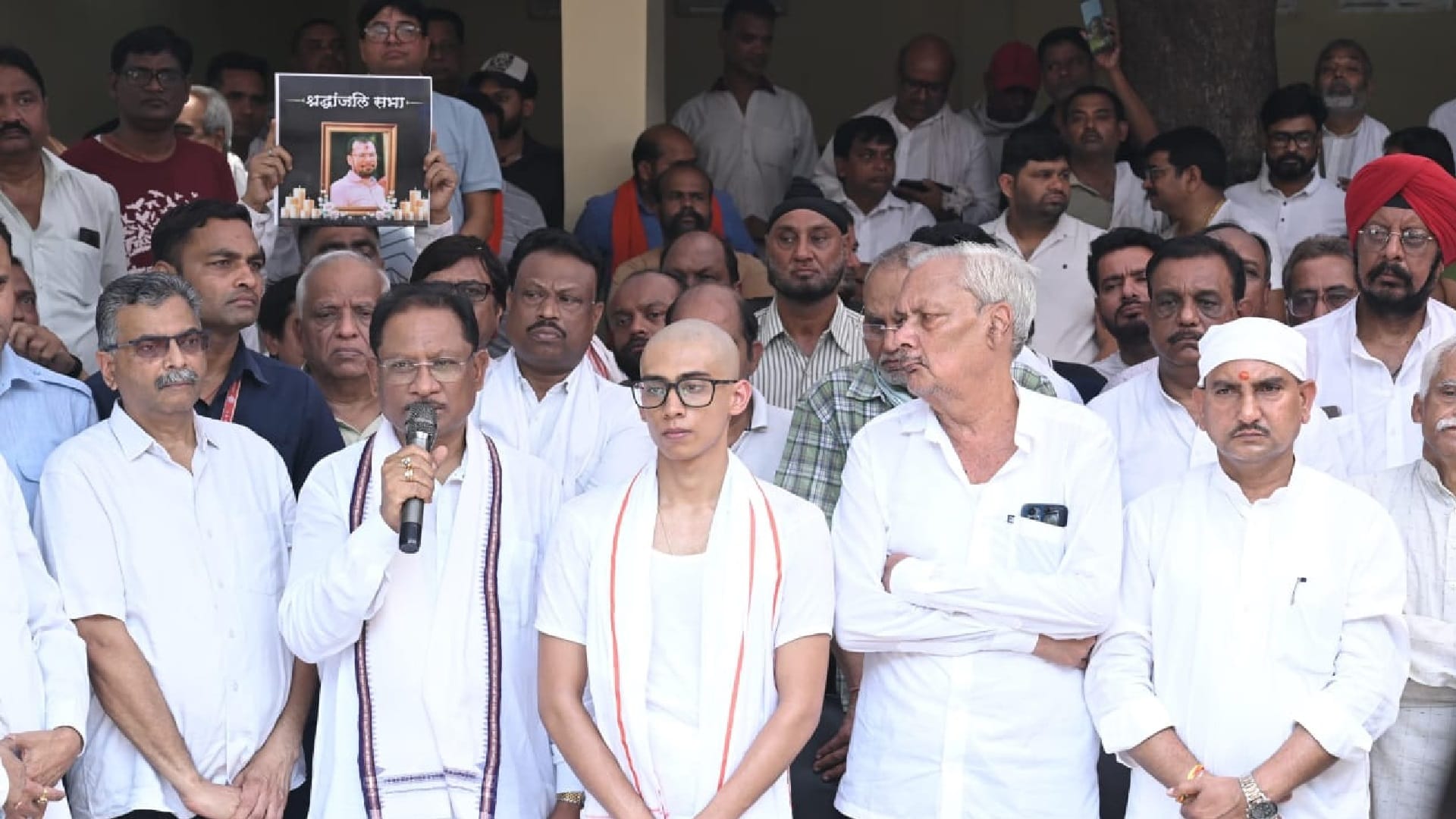 CM vishnu deo Sai shouldered the body of late Mirania of Raipur who died in the Pahalgam terror attack