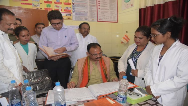 CG: मंत्री जायसवाल ने सुविधाओं का जायजा लेने स्वास्थ्य केंद्रों का किया निरीक्षण, अधिकारियों को दिए निर्देश