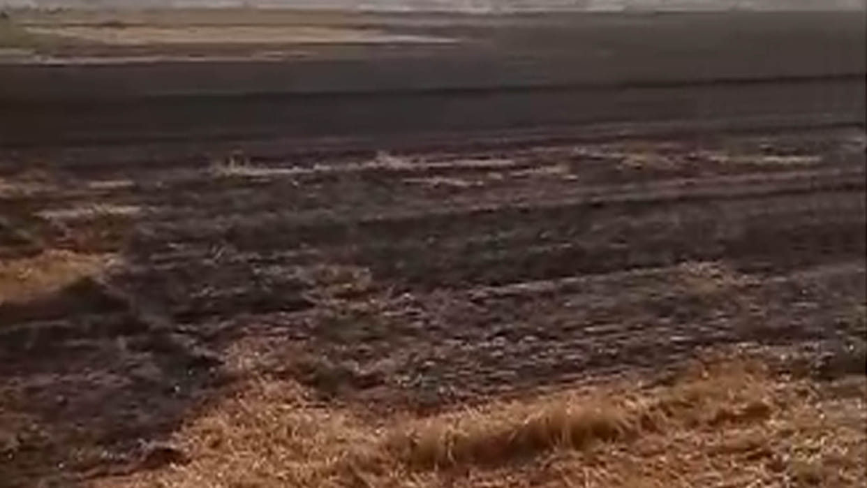 Jalaun: Fire in the field reached village, goods worth lakhs burnt to ashes in six houses