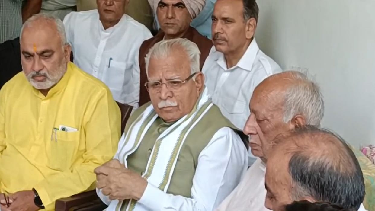 Manohar lal Khattar reached Karnal in lieutenant Vinay narwal house