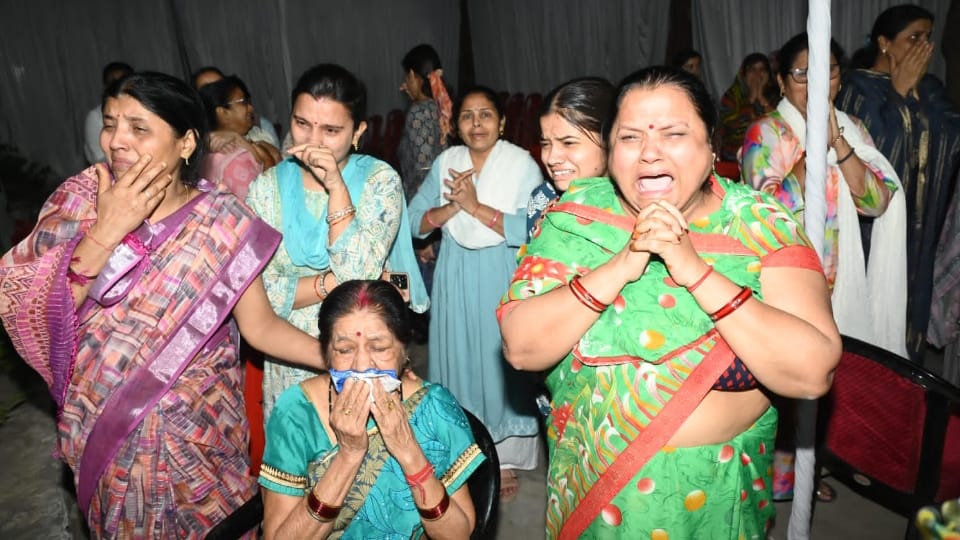 Pahalgam Attack Kanpur Shubham father started crying with his head on his brother shoulder