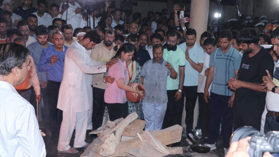 Pahalgam Terror Attack From Wedding to Funeral in 7 Days Lieutenant Vinay Bride Left in Mourning