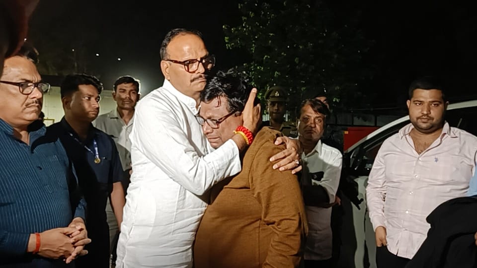 Pahalgam Attack Kanpur Shubham father started crying with his head on his brother shoulder