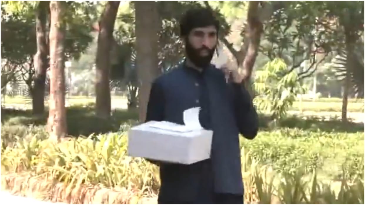 Sadness of Pahalgam attack in India, employee seen carrying cake in Pakistan High Commission, video viral
