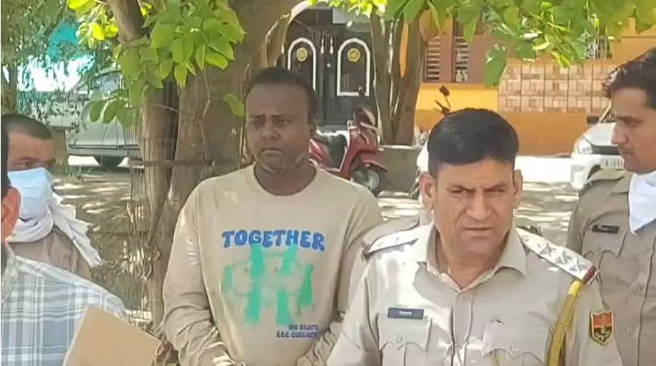 पुलिस की गिरफ्त में आरोपी