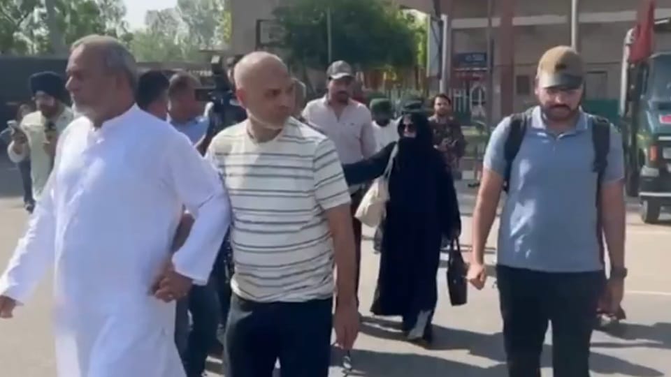 Pakistani national reach Attari border to return their country after SAARC visa exemption scheme suspension