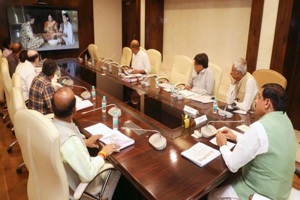 MP News: Khadi and Village Industries created history, did a turnover of Rs 1.70 lakh crore in 2024-25
