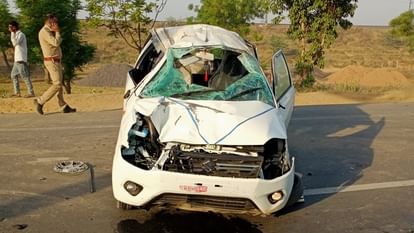 Uncontrolled car hits pedestrians on the highway
