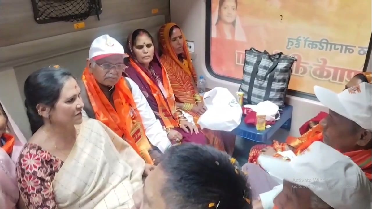 ट्रेन में बैठे यात्री