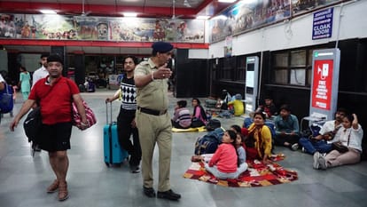 देहरादून में पूछताछ करती पुलिस