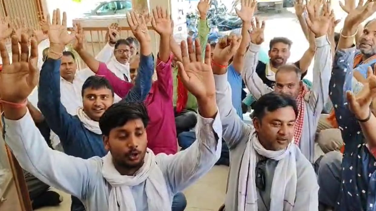 Negligence of electricity department burnt transformer not replaced for a week, public protested