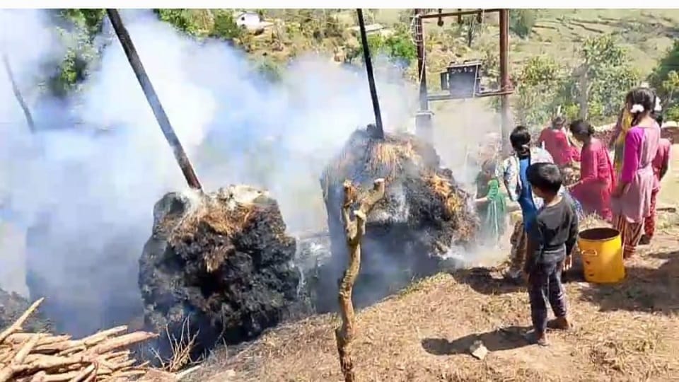 Five persons including a pregnant woman burn while trying to extinguish the fire in almora