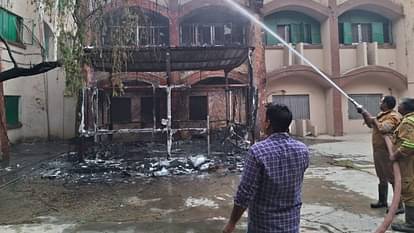 Chandauli News: शॉर्ट सर्किट से डीआरएम ऑफिस में लगी आग, मची अफरातफरी; कड़ी मशक्कत के बाद पाया काबू Fire broke out in DRM office due to short circuit in chandauli