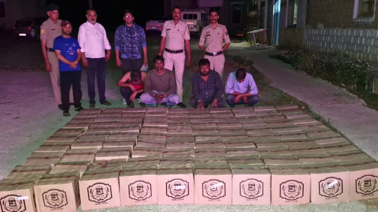 Himachal 100 boxes of desi liquor recovered four persons detained know cost of the consignment seized