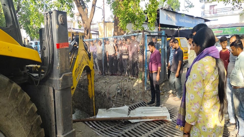 The administration demolished the encroachment and took possession of 18 bighas of land in haldwani