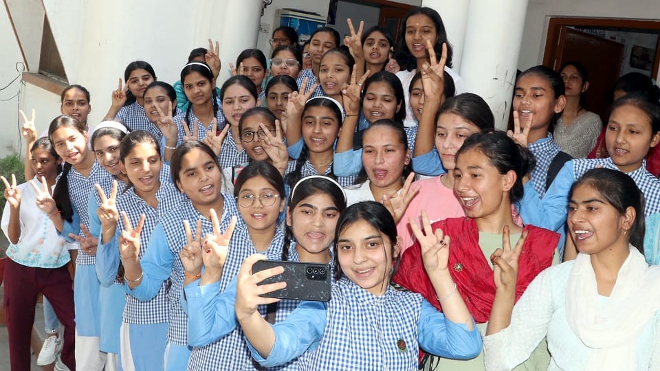 UP Board Result: Who became the topper of high school and intermediate in six districts including Meerut