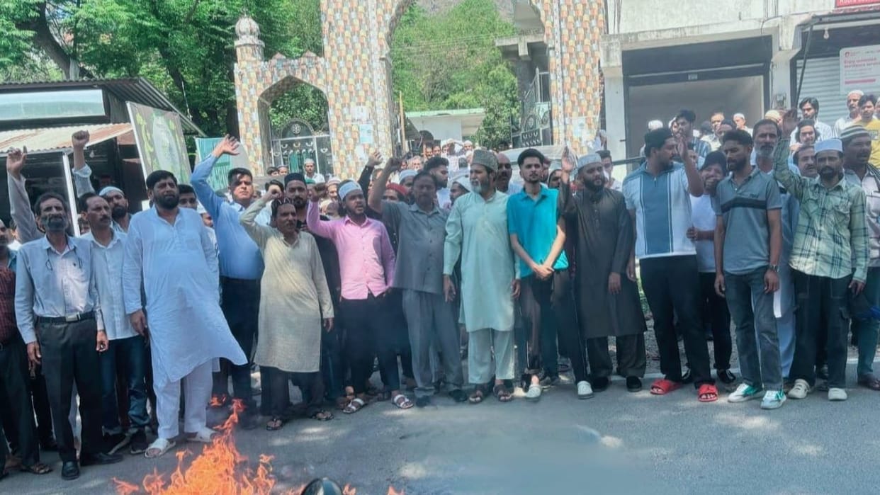 Pahalgam Terror Attack Former soldiers ready to march to Kashmir Muslim community burns effigy of Pakistan
