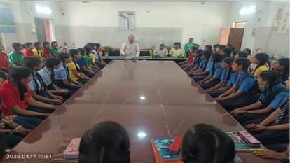 बच्चों की जिज्ञाशा को शांत करते टीचर