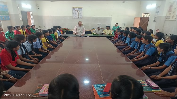 आईआईटी भिलाई की पहल: सरकारी स्कूल को लिया गोद; बच्चों को पढ़ा रहे एआई और रोबोटिक्स,150 टीचर को दी ट्रेनिंग