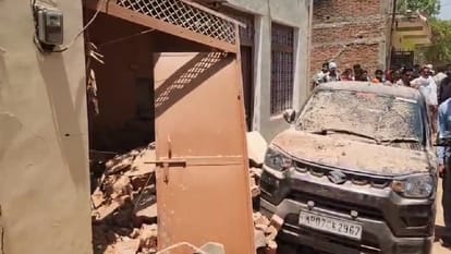 फाइटर प्लेन से गिरे स्क्रैप से शिक्षक का मकान तबाह