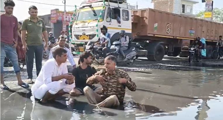 Congress district president got angry after seeing waterlogging on Gwalior highway jumped in mud