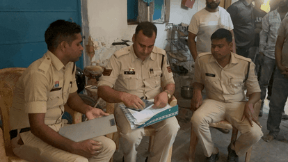 जांच करती पुलिस