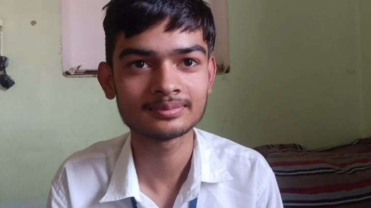 Hamirpur Deepanshu Kaushik got 7th position in state in 12th father said son has brought glory to the family