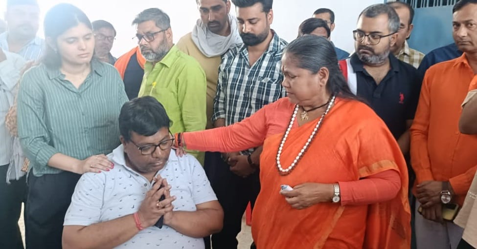 Pahalgam Attack Sadhvi Niranjan Jyoti met Shubham family Women Commission Chairperson and Panki Mahant arrived