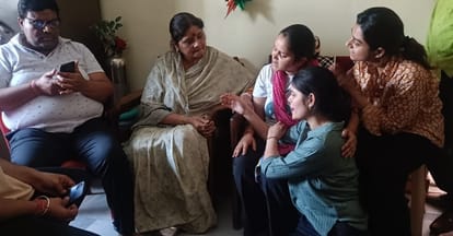Pahalgam Attack Sadhvi Niranjan Jyoti met Shubham family Women Commission Chairperson and Panki Mahant arrived