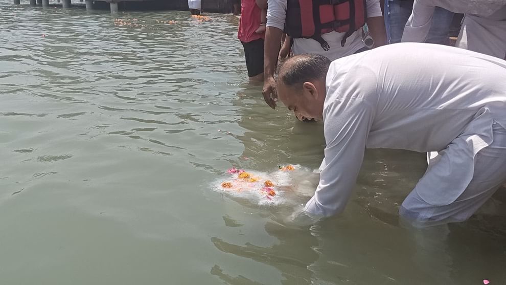 Pahalgam Terror Attack Lieutenant Vinay Narwal ashes immersed in Haridwar Ganga father and brother crying