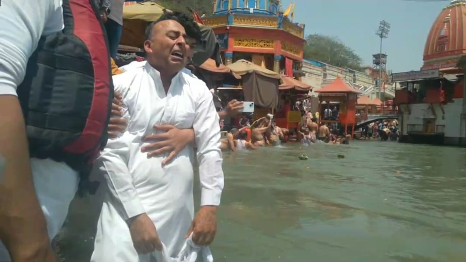 Pahalgam Terror Attack Lieutenant Vinay Narwal ashes immersed in Haridwar Ganga father and brother crying