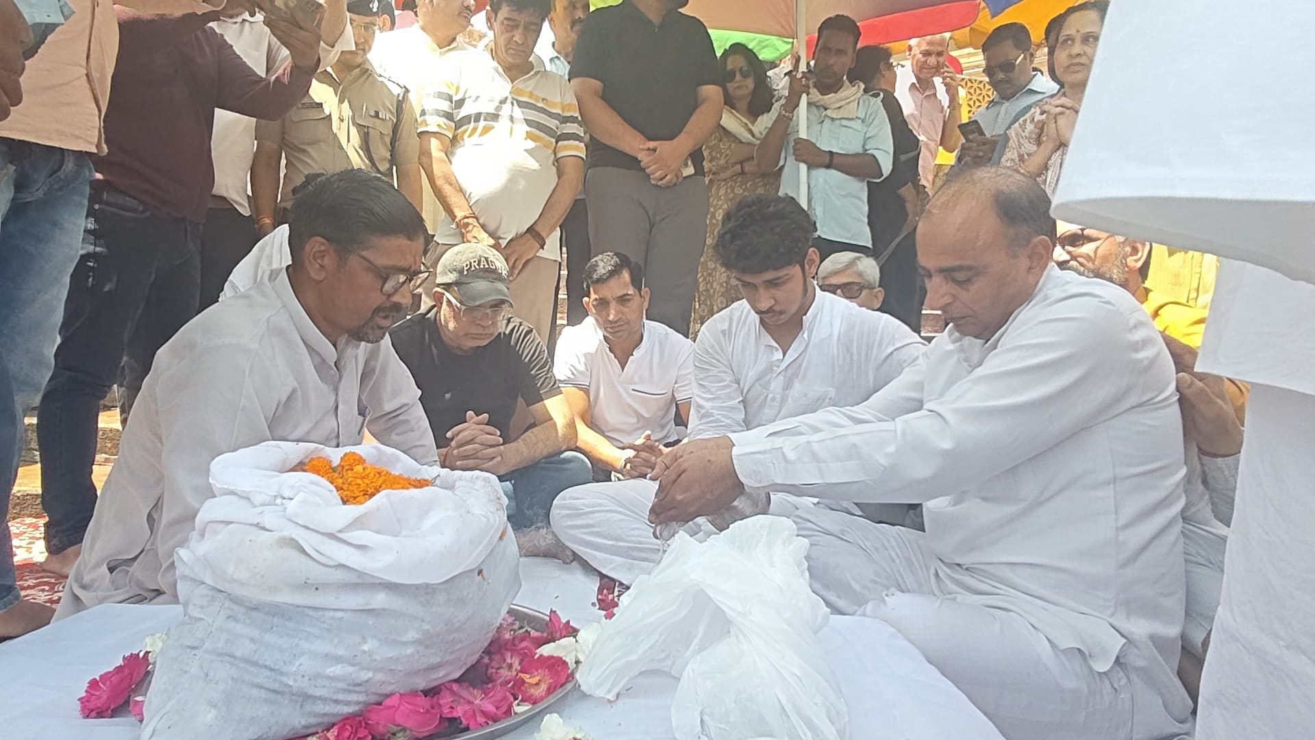 Pahalgam Terror Attack Lieutenant Vinay Narwal ashes immersed in Haridwar Ganga father and brother crying