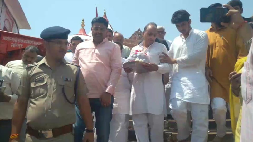 Pahalgam Terror Attack Lieutenant Vinay Narwal ashes immersed in Haridwar Ganga father and brother crying