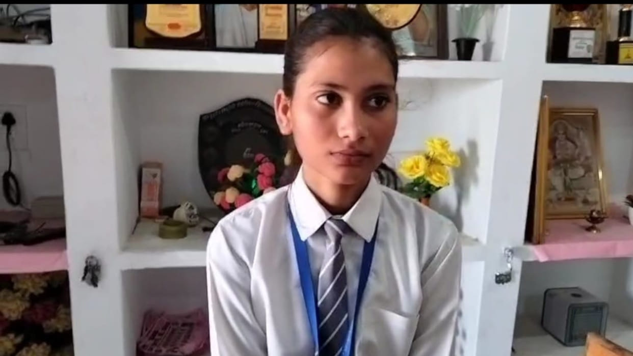 In Maharajganj, the daughter of a paint polisher has topped the district in high school UP board